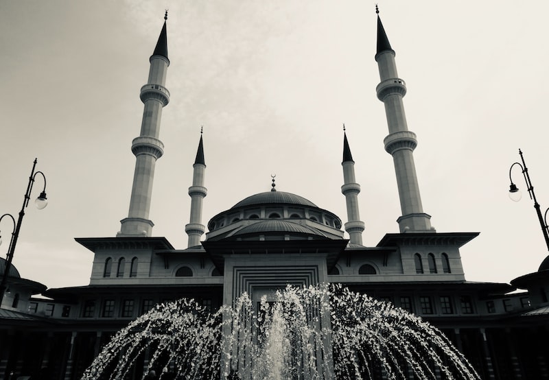 Şemdinli'de Din ve İbadet Yerleri Şemdinli'de Din ve İbadet Yerleri